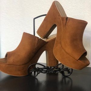 Beautiful Camel wedges